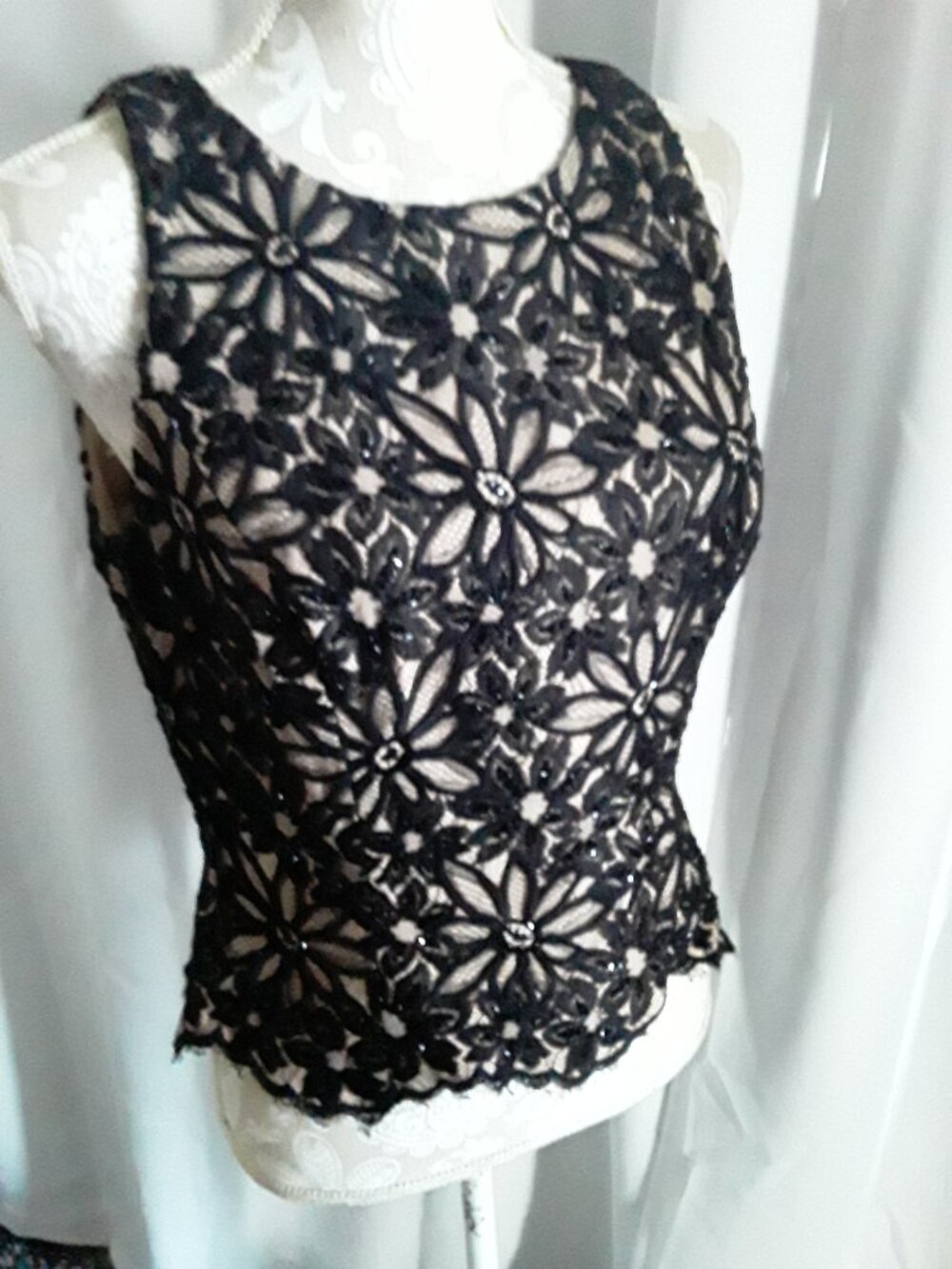 Carmen Marc Valvo beautiful black and cream sequin floral top size 112
